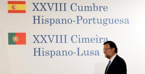 Mariano Rajoy, en su llegada a la cumbre con el presidente portugués Passos Coelho. REUTERS