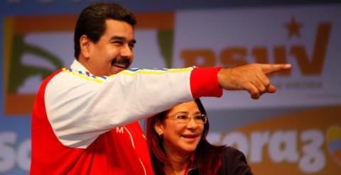 Fotografía cedida por el Palacio de Miraflores que muestra al presidente venezolano, Nicolás Maduro, y a la primera dama, Cilia Flores, este lunes durante un acto del Partido Socialista Unido de Venezuela./ EFE