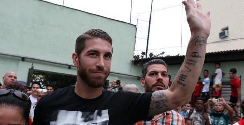 Sergio Ramos, y de fondo su hermano y representante René, la semana pasada en La Habana. /EFE
