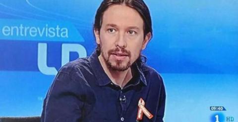 Pablo Iglesias, en su aparición de hoy en 'Los Desayunos de TVE'. El lazo naranja que luce en el pecho simboliza su apoyo a los trabajadores de la cadena y sus reivindicaciones.