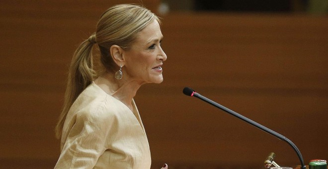 La candidata del PP a la Presidencia de la Comunidad de Madrid, Cristina Cifuentes, presenta su programa de gobierno en la primera jornada del pleno de investidura para la que cuenta con el apoyo de Ciudadanos. EFE/Paco Campos