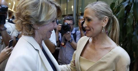 Esperanza Aguirre y Cristina Cifuentes charlan después de que presentar su programa de gobierno en la primera jornada del pleno de investidura. EFE/Paco Campos