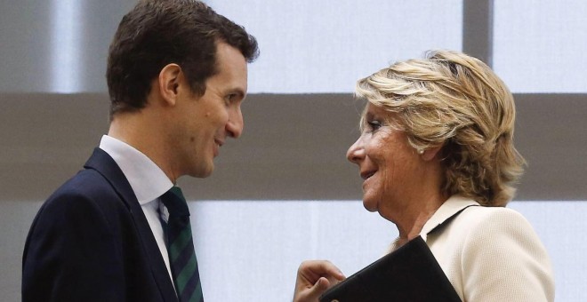 La portavoz del PP en el Ayuntamiento, Esperanza Aguirre, y el vicesecretario general de Comunicación del PP, Pablo Casado, asisten al debate de investidura en la Asamblea en el que Cristina Cifuentes aspira a presidir el Gobierno regional. EFE/Paco Campo