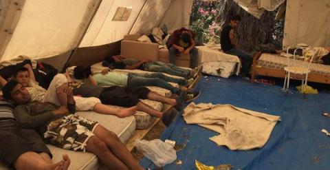 Niños y adultos en tiendas de campaña en la isla griega de Cos. / HRW