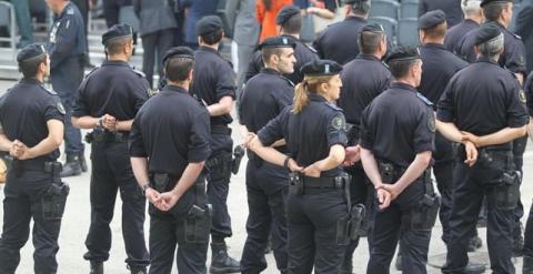 Imagen de un acto oficial en el que Ana Botella condecora al ministro del Interior por su “cooperación” con la Policía