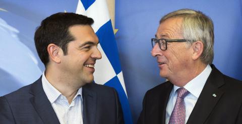 El presidente de la Comisión Europea, Jean-Claude Juncker (dcha), recibe al primer ministro griego, Alexis Tsipras, antes de unirse éste a una reunión sobre Grecia en Bruselas (Bélgica)./ EFE / JULIEN WARNAND