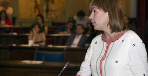 La socialista Francina Armengol jura su cargo durante la sesión de constitución del Parlamento Balear. EFE/Montserrat T. Díez