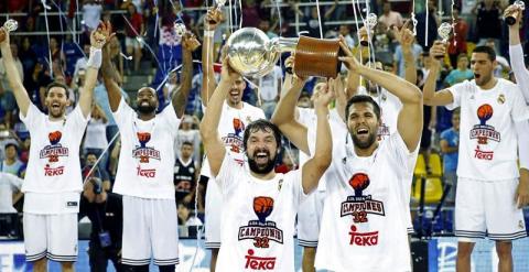 Llull y Felipe Reyes levantan el trofeo de campeón de Liga. EFE/Andreu Dalmau