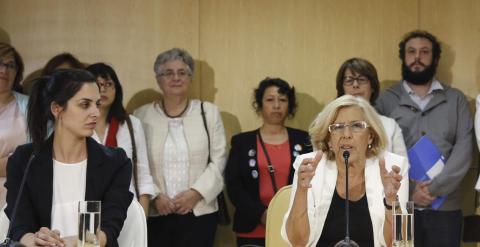 La nueva alcaldesa de Madrid, Manuela Carmena (c), junto a su número 2, Marta Higueras (d), la portavoz del Gobierno, Rita Maestre (i), y el resto de concejales del grupo (detrás), entre los que se encuentra Guillermo Zapata.- EFE