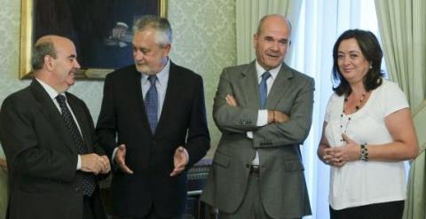 El secretario de Estado de Cooperación Territorial, Gaspar Zarrías; el presidente de la Junta de Andalucía, José Antonio Griñán; el ministro de Política Territorial, Manuel Chaves, y la consejera andaluza de la Presidencia, Mar Moreno. EFE