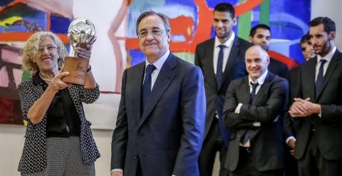 El presidente del Real Madrid, Florentino Pérez, junto a la alcaldesa de Madrid, Manuela Carmena, durante la recepción ofrecida al equipo de baloncesto en el Palacio de Cibeles. /EFE