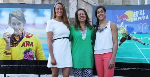 Carolina Marín, junto a la nadadora Mireia Belmonte y Ana Muñoz, directora general de Deportes. /EP