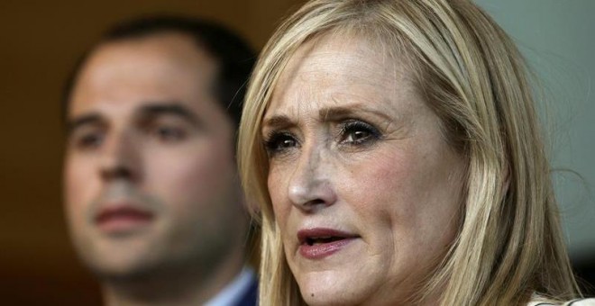 El líder de Ciudadanos, Ignacio Aguado, y la presidenta de la Comunidad, Cristina Cifuentes, en la rueda de prensa en la que anunciaron su pacto de investidura. Archivo EFE