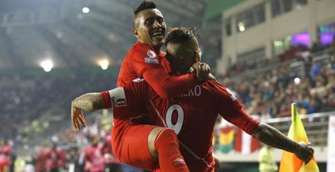 El delantero peruano José Paolo Guerrero Gonzales (d) celebra su hat trick con un compañero durante el partido Bolivia-Perú. /EFE