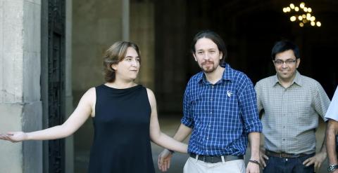 La alcaldesa de Barcelona, Ada Colau, recibe en la puerta del consistorio al líder de Podemos, Pablo IglesiaS, en presencia del primer teniente de alcalde, Gerardo Pisarello. EFE/ Andreu Dalmau