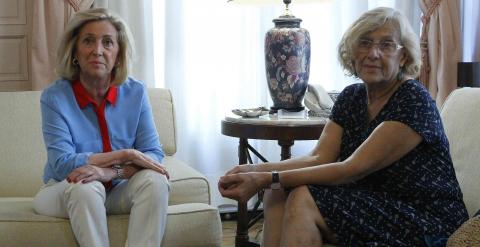 La delegada del Gobierno en Madrid, Concepción Dancausa,  y la alcaldesa de Madrid, Manuela Carmena, durante la reunión que mantuvieron en Palacio de Borghetto.EFE/Juan M.