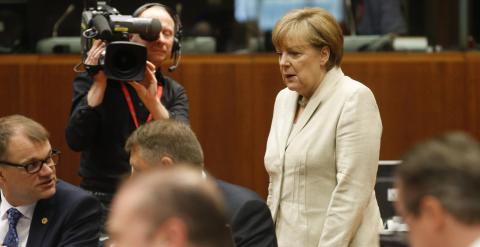 La canciller alemana, Angela Merkel, y el primer ministro finlandés, Juha Sipila, al inicio de la segunda jornada de la cumbre de los jefes de Estado y de Gobierno de la Unión Europea (UE) celebrada en Bruselas. EFE/Olivier Hoslet