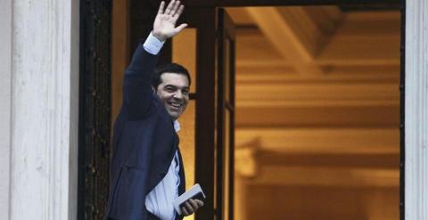 El primer ministro, Alexis Tsipras, saluda a su llegada de Bruselas, en la mansión Maximos de Atenas, Grecia, el 26 de junio del 2015.- EFE