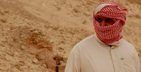 Trajabador saudí, en las obras militares que están realizando en colaboración en medio del desierto junto con el Ejército norteamericano. FERRAN BARBER