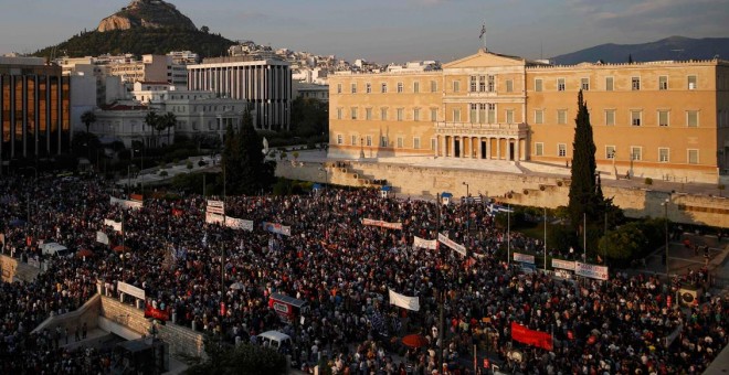 Miles de manifestantes llenan la Plaza de Syntagma frente al edificio del Parlamento en Atenas, Grecia, para protestar contra las políticas de austeridad y en favor del 'NO' en el referéndum sobre las reformas propuestas por la troika.-  REUTERS / Alkis K