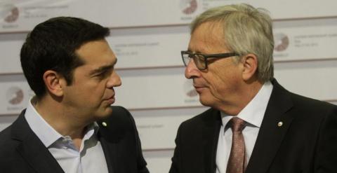 Jean Claude Juncker, presidente de la Comisión Europea, conversa con el primer ministro griego Alexis Tsipras. EFE