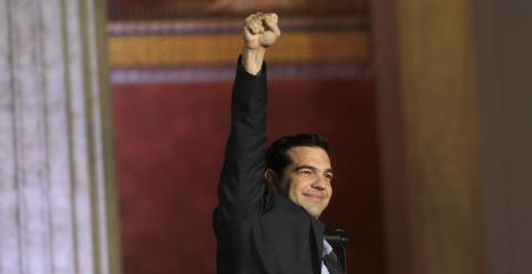 Alexis Tsipras alza el puño en un acto de Syriza. EFE