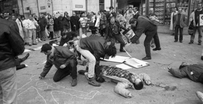 Acción en la Puerta del Sol de Madrid durante el Día Mundial de la Lucha Contra el SIDA, el 1 de diciembre de 1995 / A.S
