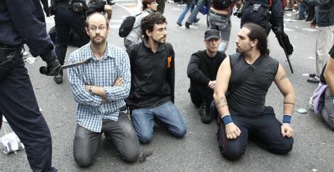 Unos manifestantes permanecen retenidos por la Policía.- EUROPA PRESS