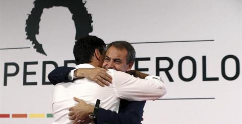 Pedro Sánchez abraza a Zapatero durante el homenaje a Pedro Zerolo. / EFE