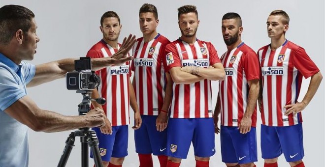 Diego Simeone fotografia a Koke, Giménez, Saúl, Arda y Griezmann en la presentación de la nueva camiseta del Atlético. / TWITTER