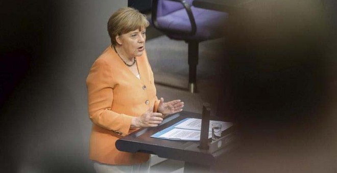Angela Merkel habla en el Bundestag. / WOLFGANG KUMM (EFE)