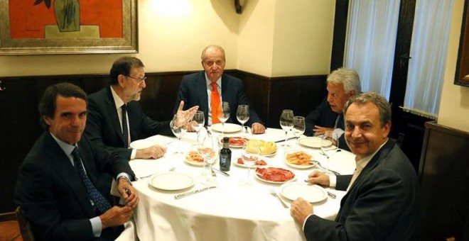 Imagen facilitada por Presidencia del Gobierno, del Rey Juan Carlos (c) acompañado por el Presidente del Gobierno, Mariano Rajoy (2i) y los expresidentes José María Aznar (i), Felipe González (2d) y José Luis Rodriguez Zapatero, durante una cena privada