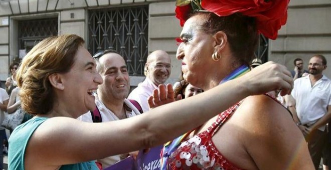 La alcaldesa de Barcelona, Ada Colau, encabeza la manifestación reivindicativa del colectivo de gais y lesbianas./ EFE