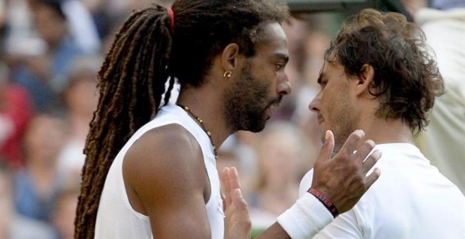 El tenista alemán Dustin Brown (i) tras su victoria ante el español Rafael Nadal (d) en la segunda ronda del torneo de tenis de Wimbledon en el All England Lawn Tennis Club de Londres (Reino Unido) hoy, jueves 2 de julio de 2015. EFE/Facundo Arrizabalaga