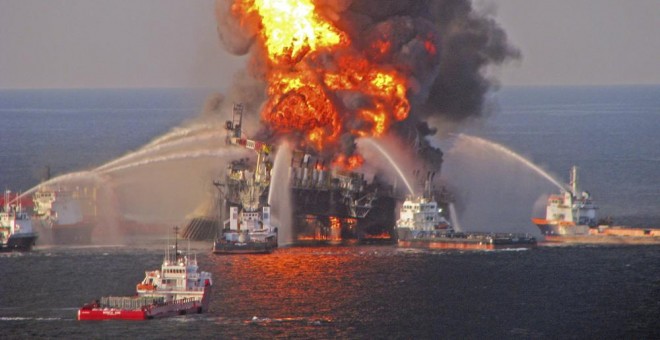Imagen de archivo del 22 de abril de 2010, durante el incendio de la plataforma de BP en el Golfo de México. EFE