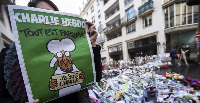 Una persona sostiene la nueva publicación del semanario satírico Charlie Hebdo EFE