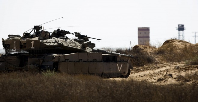 Un tanque israelí toma posición en la frontera con Egipto en el Norte del Sinaí. - REUTERS