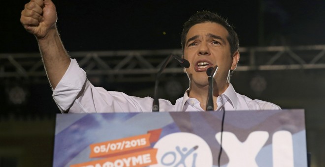 El primer ministro griego, Alexis Tsipras, durante su intervención en la plaza Syntagma de Atenas. - REUTERS