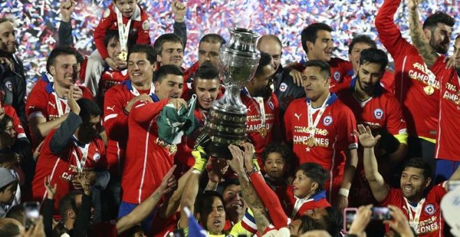 Los jugadores de Chile posan con el trofeo. (EFE)