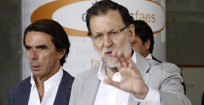 El presidente del Gobierno y del PP, Mariano Rajoy, junto al presidente de honor del PP y presidente de FAES, José María Aznar. / SERGIO BARRENECHEA (EFE)