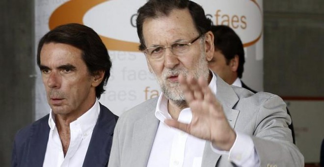 El presidente del Gobierno y del PP, Mariano Rajoy, junto al presidente de honor del PP y presidente de FAES, José María Aznar. / SERGIO BARRENECHEA (EFE)