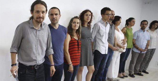 El líder de Podemos, Pablo Iglesias (i), tras la rueda de prensa que ha ofrecido tras la reunión del Consejo de Coordinación del partido. /EFE