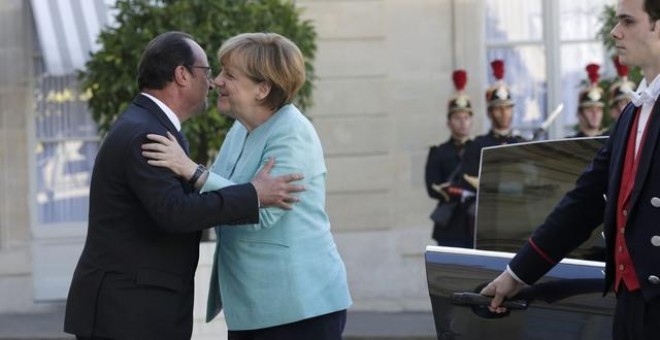 François Hollande recibe a Merkel en el Palacio del Elíseo. / PHILIPPE WOJAZER (EFE)