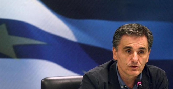El nuevo ministro de finanzas griego, Euclidis Tsakalotos, en la comparecencia que realizó ayer lunes tras tomar posesión del cargo. EFE