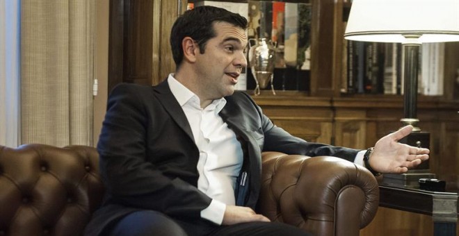El primer ministro griego, Alexis Tsipras, durante la reunión que ha mantenido hoy con el presidente de la República, Prokopis Pavlópulos. EFE