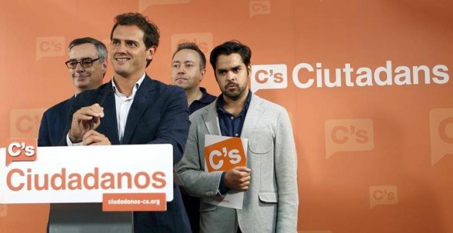 Albert Rivera, junto a algunos miembros de la Ejecutiva de Ciudadanos: José Manuel Villegas (izquierda), Juan Carlos Girauta (detrás de Rivera) y Fernando de Páramo (derecha). Archivo EFE