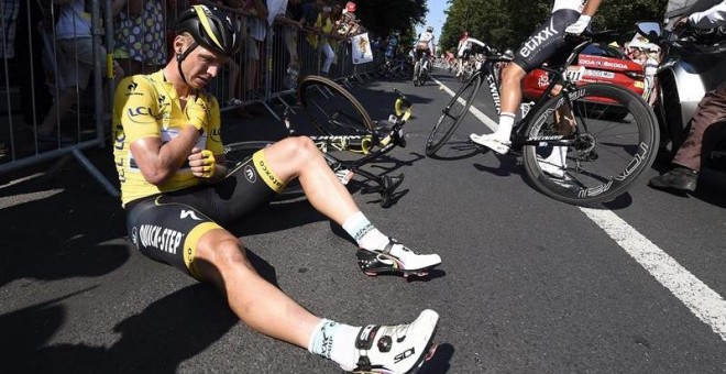 Tony Martin se duele en el suelo tras su caída en el Tour. EFE/Eric Feferberg