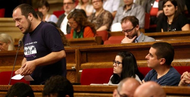 El diputado de la CUP, David Fernández, durante la sesión de control al gobierno en el Parlamento catalán, este jueves./ EFE