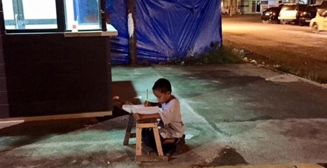 La imagen de un niño estudiando bajo la luz de McDonald's .