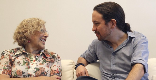 La alcaldesa de Madrid, Manuela Carmena, ha recibido hoy en el Palacio de Cibeles al secretario general de Podemos, Pablo Iglesias. EFE